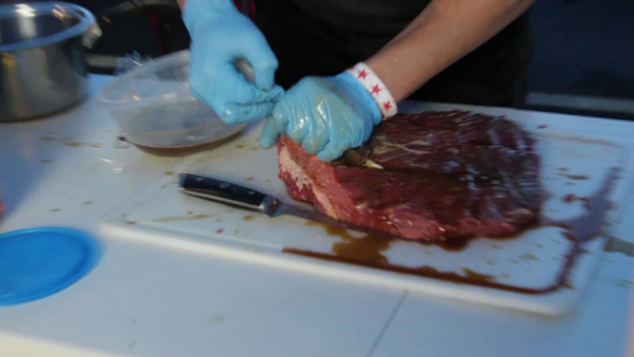 utilizzando uno strumento di iniezione per aggiungere liquido a un petto, l'intero pistone è esausto e gran parte del liquido finisce sulla superficie della carne
