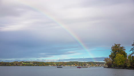 Arco-Iris-Sobre-El-Lago-Attersee-Con-Barcos,-Vista-De-Lapso-De-Tiempo