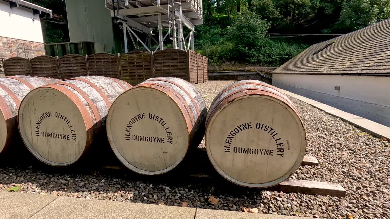 글렌고인 증류소에서 줄지어 있는 배럴