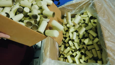muchos corchos para botellas de vino el trabajo de la bodega