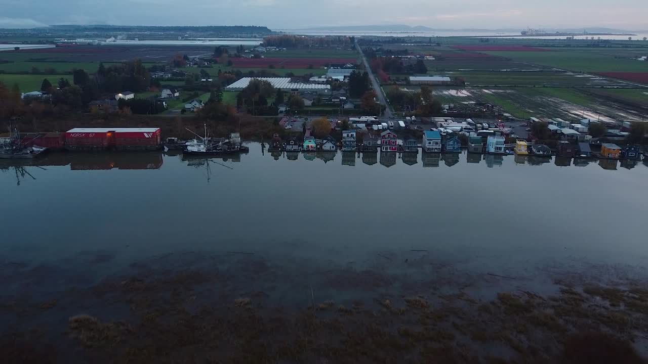 pueblo de pescadores aéreo frente al mar, ladner bc