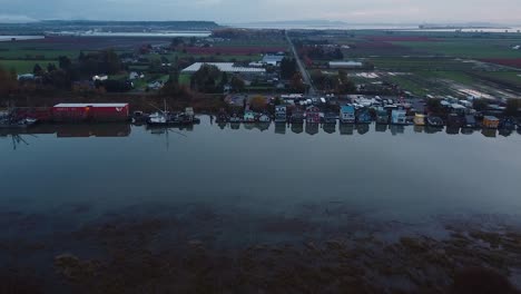 Pueblo-De-Pescadores-Aéreo-Frente-Al-Mar,-Ladner-Bc