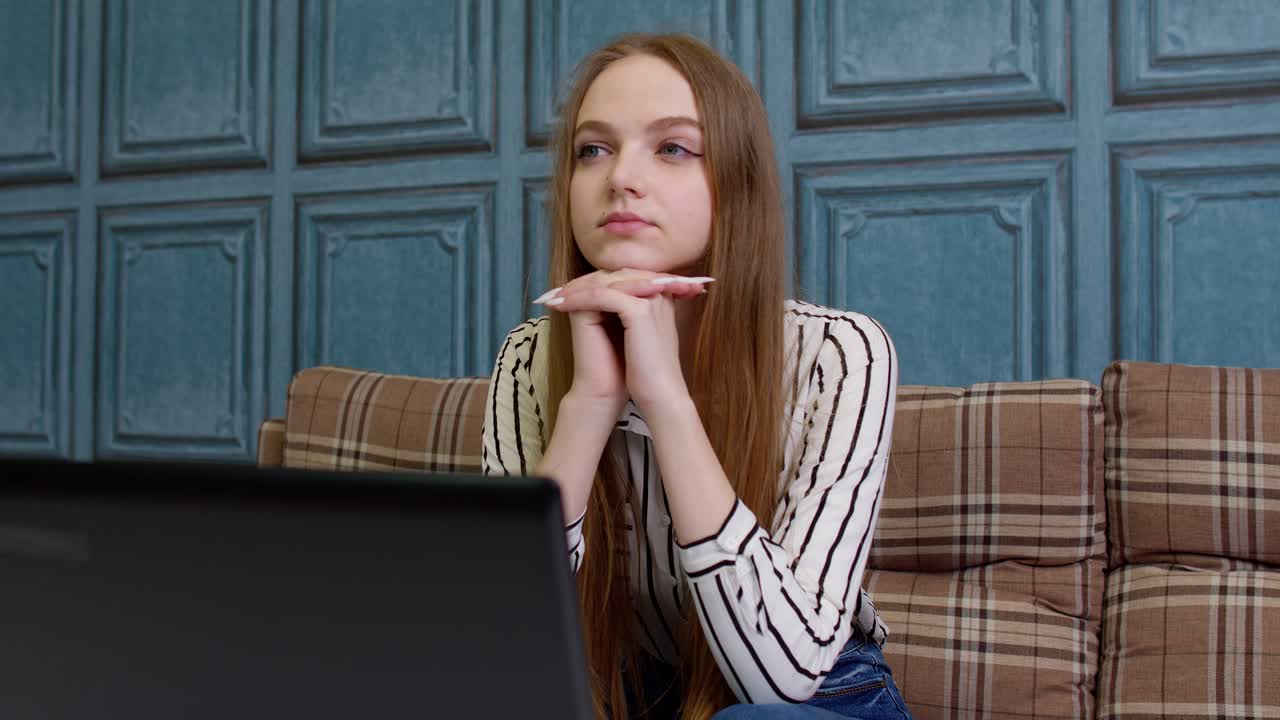 mujer de negocios aburrida y disgustada trabajando en una computadora portátil cansada de todo, con aspecto tristemente deprimida