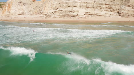 Antena:-Surfistas-En-Sagres-Durante-Un-Día-Soleado