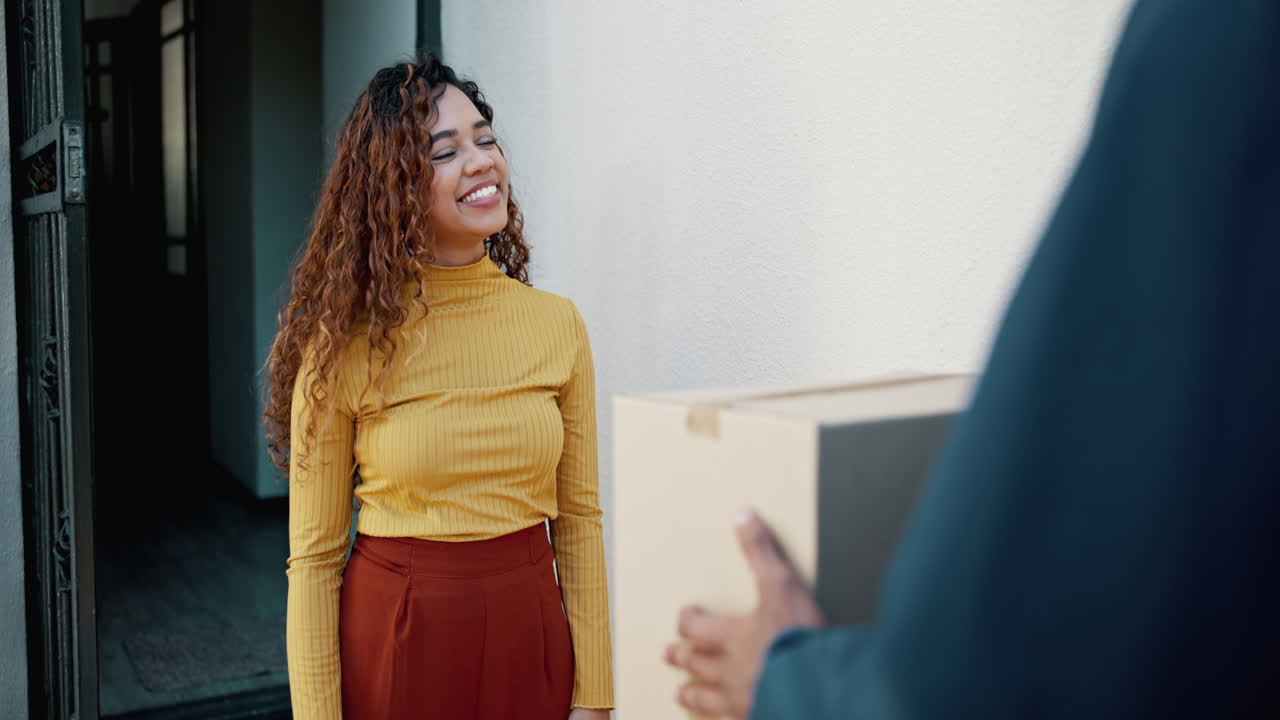 mujer recibiendo un paquete