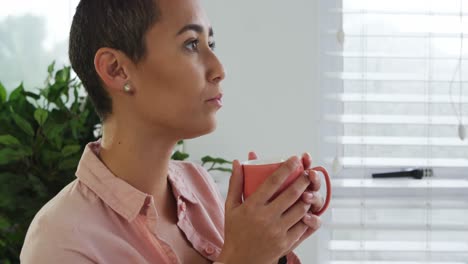 Frau-Trinkt-Einen-Kaffee-Am-Fenster