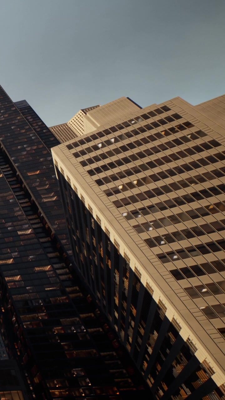 Edifici si ergono contro il cielo in un contesto urbano durante le ore serali.