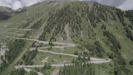 Rückwärtsflugzeug-Drohnenvideo-über-Den-Mäandernden-Aufstieg-Des-Stilfserjoch-Passes