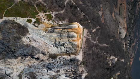 Hierve-El-Agua,-Vertikale-Drohnenaufnahme-Eines-Thermalwasserfalls-In-Den-Tälern-Von-Oaxaca,-Mexiko