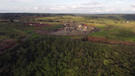 Cantera-De-Piedra-Abierta-Brasileña-Cerca-De-La-Desembocadura-Del-Río-Iguazú