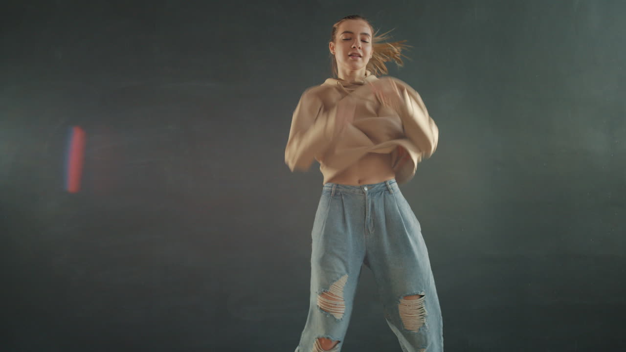 mujer bailando en un estudio