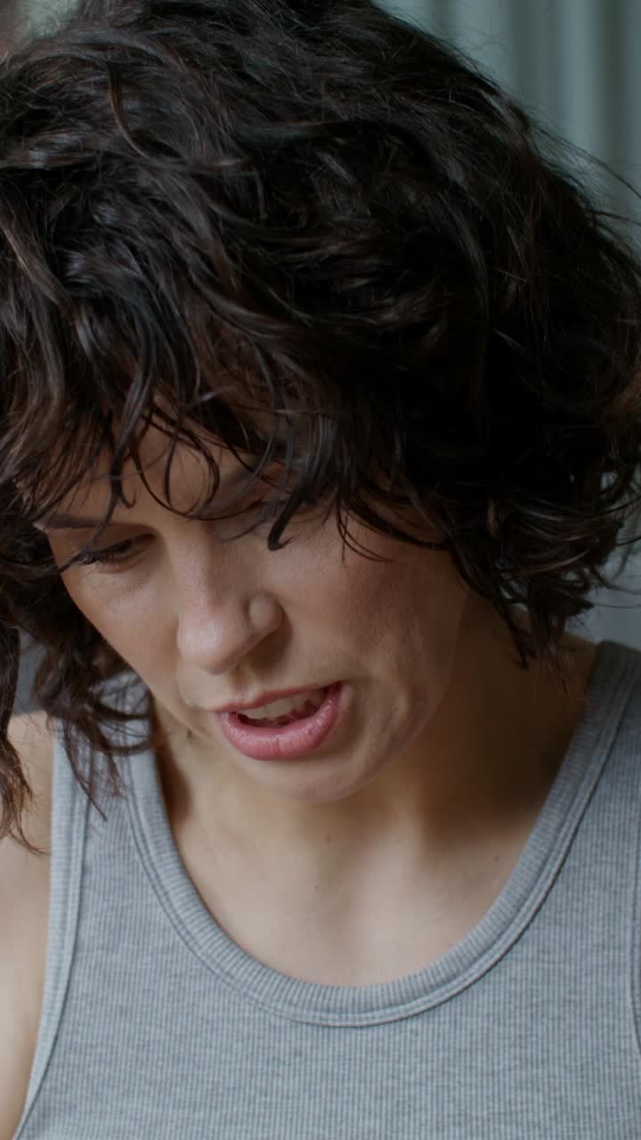 mujer aplicando protector solar