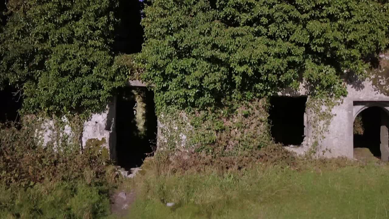 Ripresa aerea che si alza da terra scansionando il Castello di Menlo fino alla cima, piano per piano