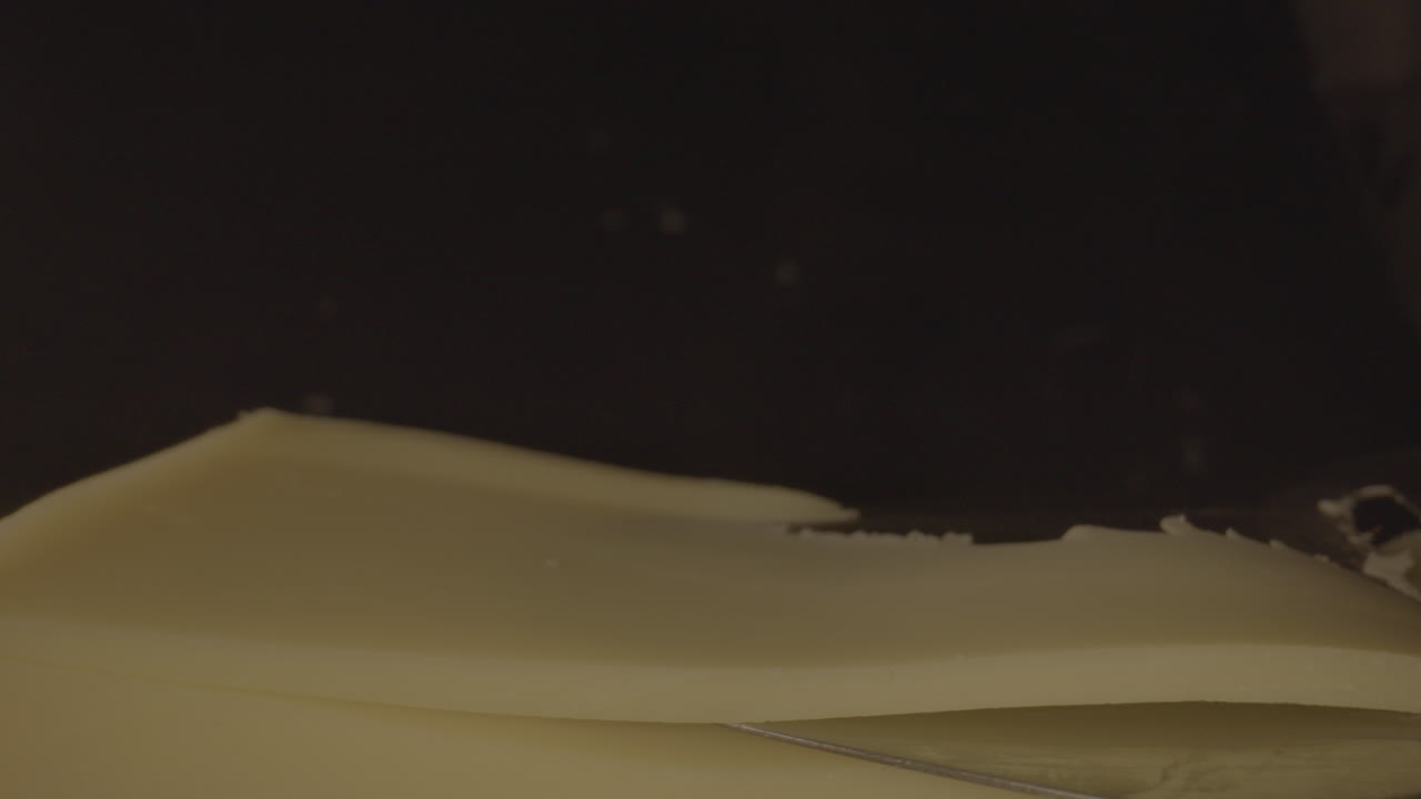 tiro macro de queso cortado en rodajas