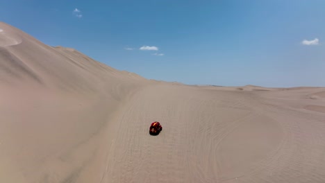 Dune-buggies-in-Huacachina,-Peru-desert