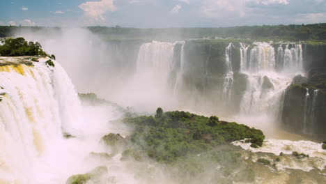 Timelapse-of-Waterfalls-of-Iguazu-around-a-big-green-area,-in-a-sunny-day,-Foz-do-Iguacu,-Parana,-Brazil