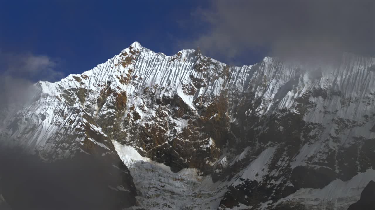 Il Monte Humantay in Perù, la Laguna Humantay, il punto di partenza del sentiero escursionistico, il Lago Soray, la regione Humantay Salkantay nelle Ande peruviane, una montagna glaciale, il paesaggio naturale del Perù con imponenti cime innevate, in una mattinata soleggiata con nebbia e nuvole in movimento