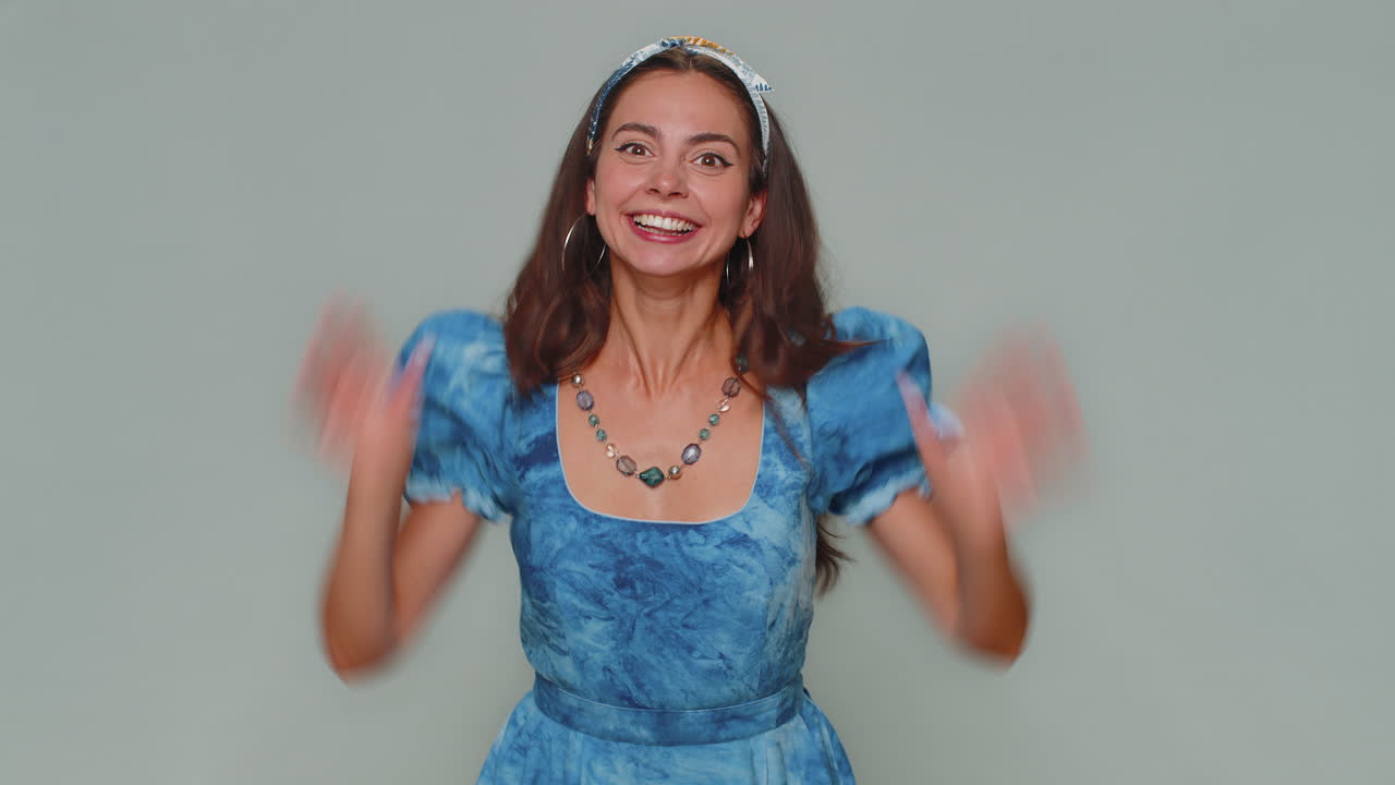 Mujer divertida haciendo expresiones faciales juguetonas y tontas, muecas, bromeando y sacando la lengua.