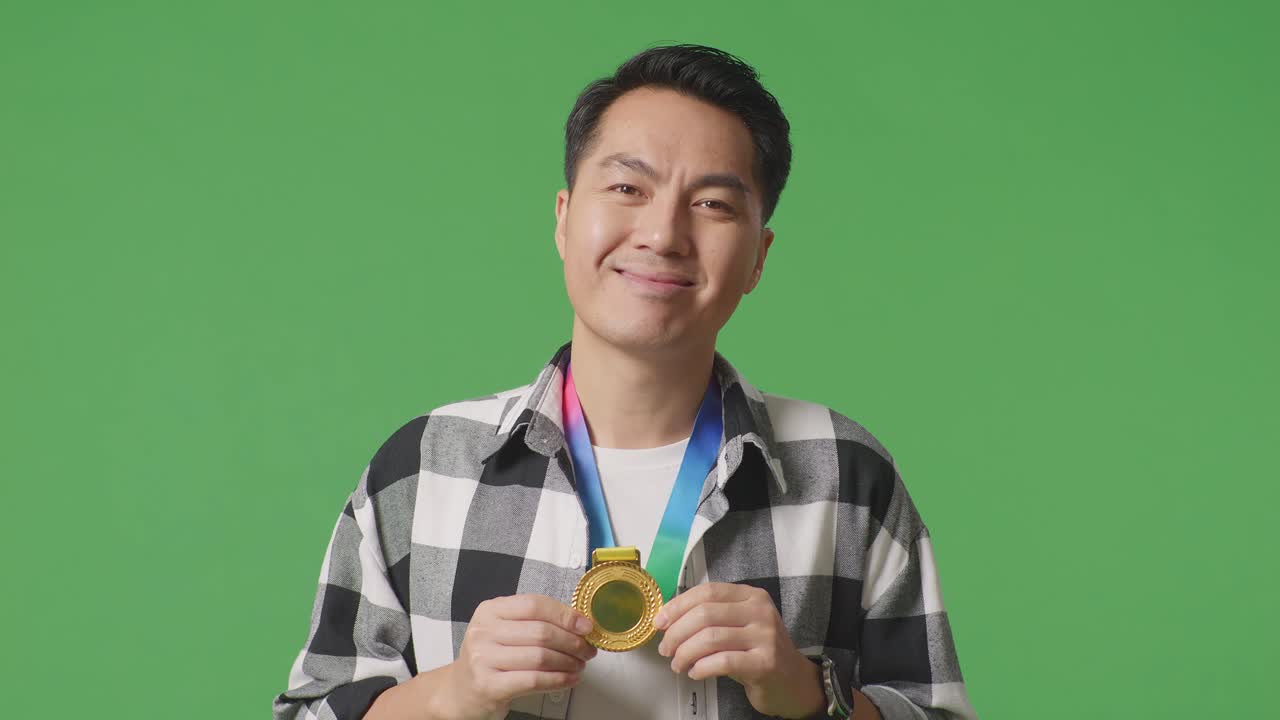 자부심으로 박수를 치는 행복한 남자 메달