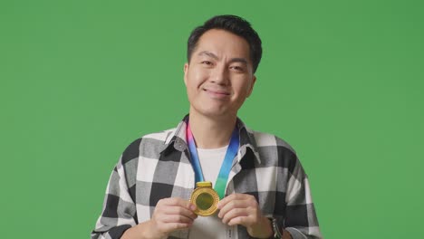 자부심으로 박수를 치는 행복한 남자 메달