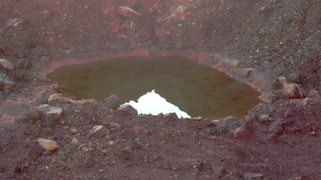 toma aérea de un dron volando lejos de