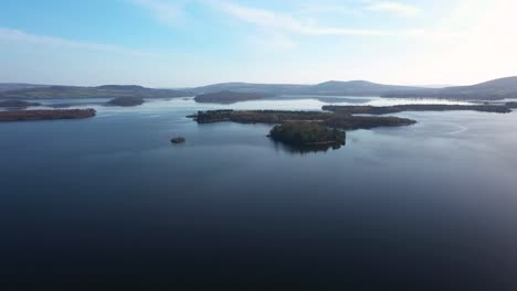 Blick-Auf-Die-Loch-Lomond-Inseln,-Die-An-Einem-Sonnigen-Tag-Nach-Rechts-Schwenken,-Um-Das-Festland-Zu-Enthüllen