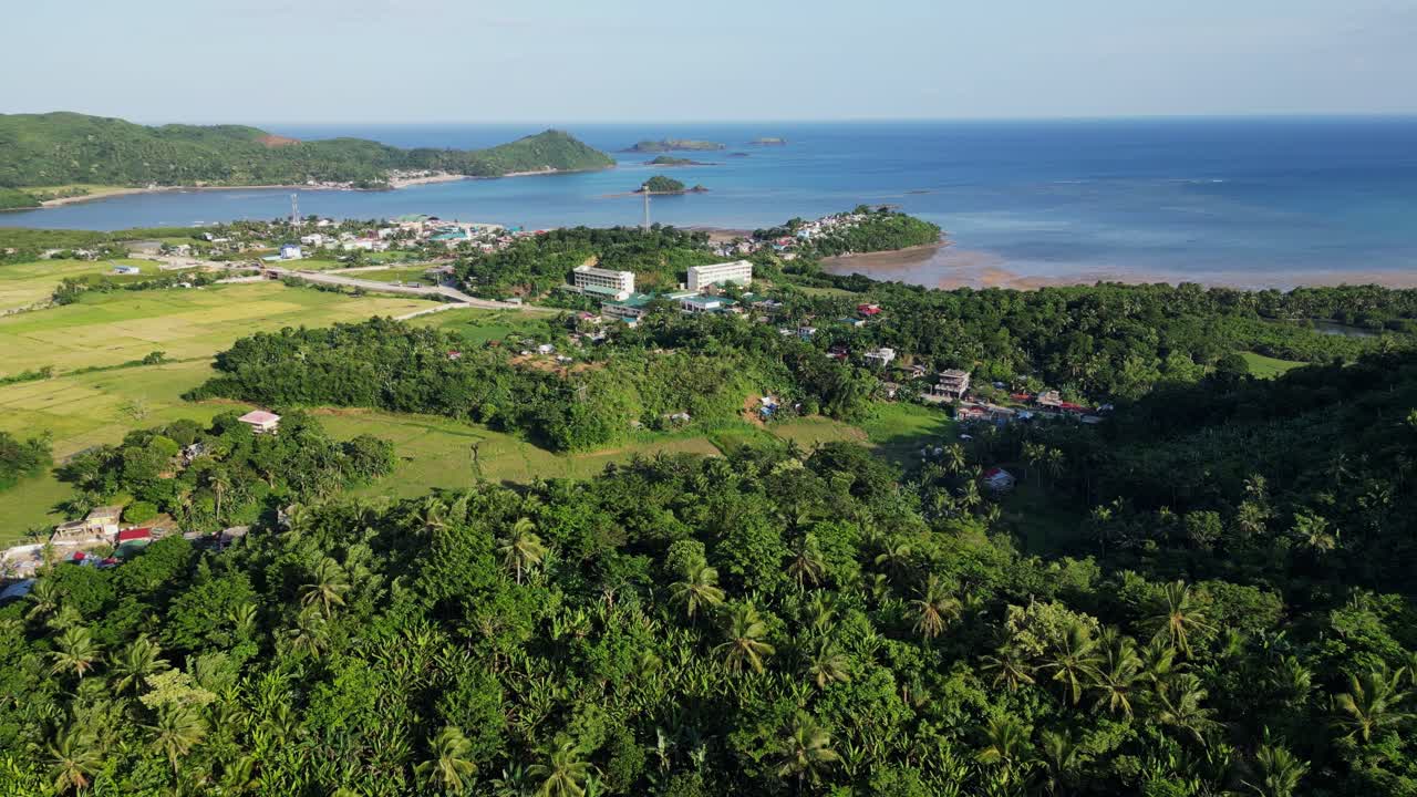 impresionante muñeca aérea de una pintoresca ciudad costera rodeada de tranquilas aguas del océano y exuberantes montañas