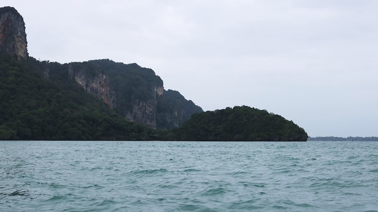 긴 리 보트 여행은 크라비의 울창한 섬을 지나간다.