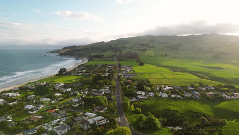 panorama aéreo de la tranquila playa y ciudad de karitane, isla del sur, nueva zelanda