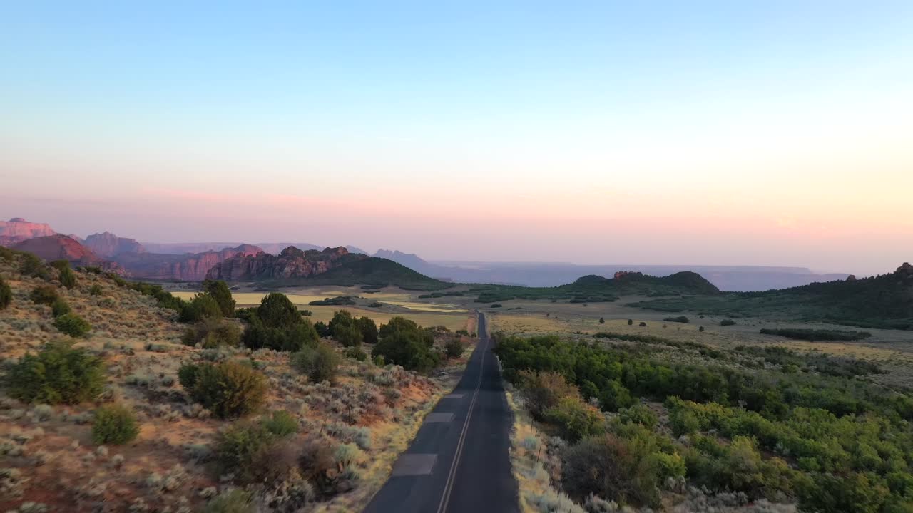 vista aérea delantera del desierto de utah y el pavimento de la carretera con paisaje montañoso cerca del condado central de escalante garfield, estados unidos