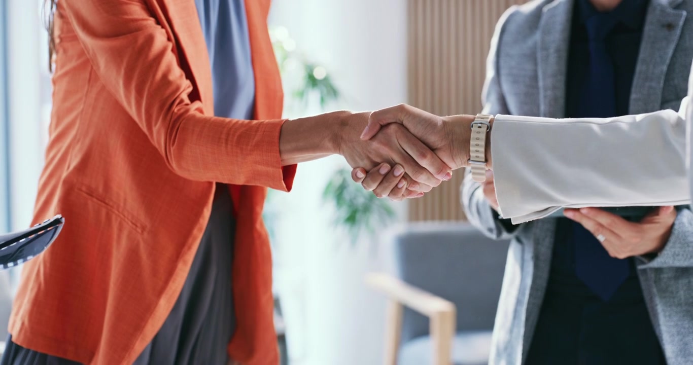 Professionisti d'affari che si stringono la mano dopo un incontro di successo in ufficio