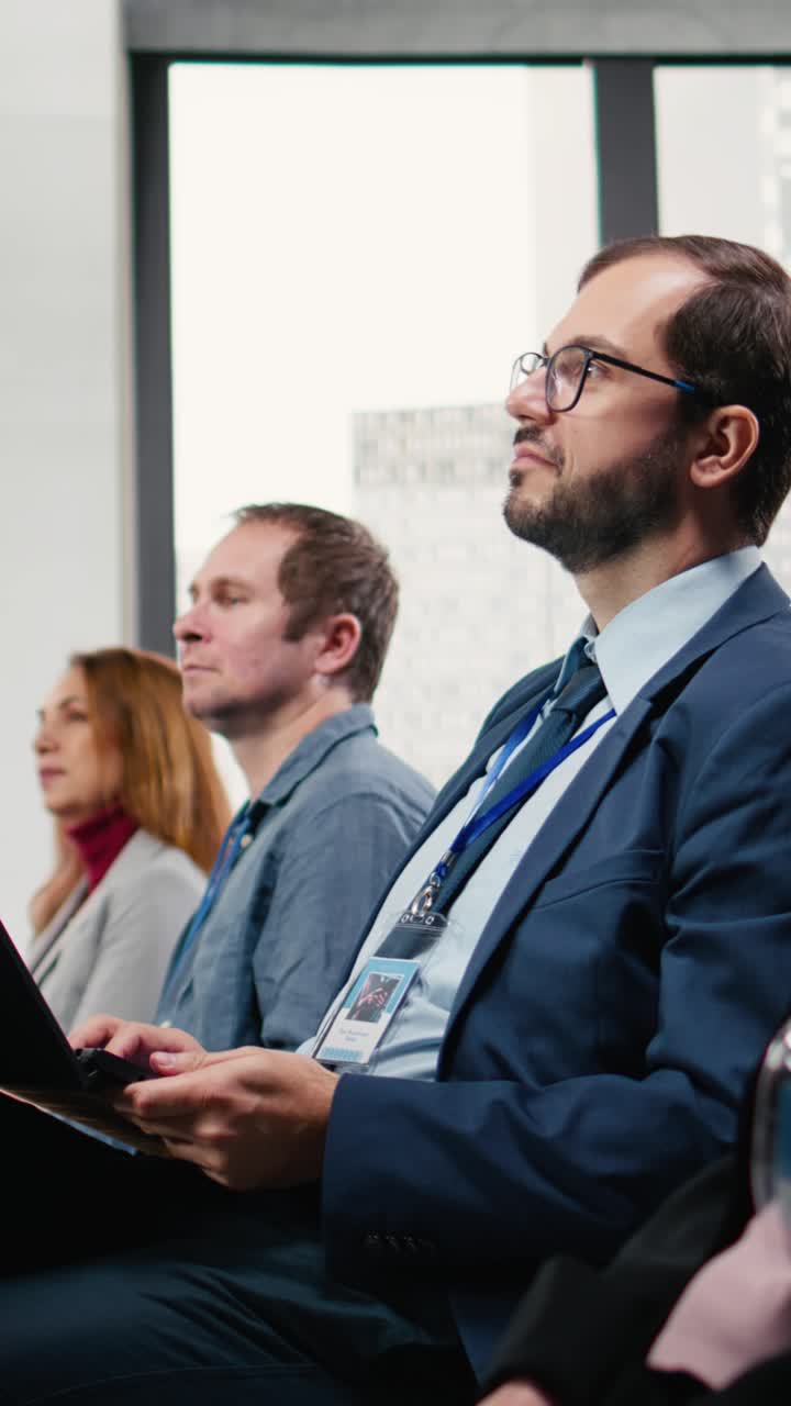 Un consulente di Vertical Video Business prende appunti su un laptop durante un evento di una conferenza internazionale
