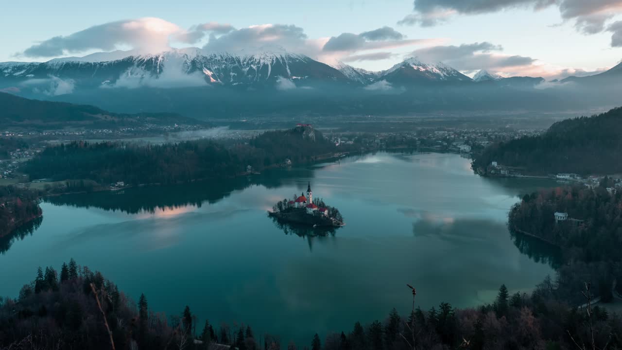 Splendido video aereo con drone in 4K cattura il Lago di Bled, Slovenia, all'alba