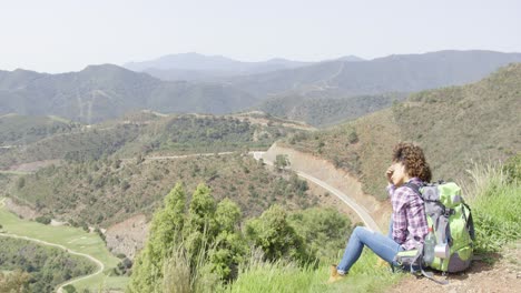 encantadora joven mochilera