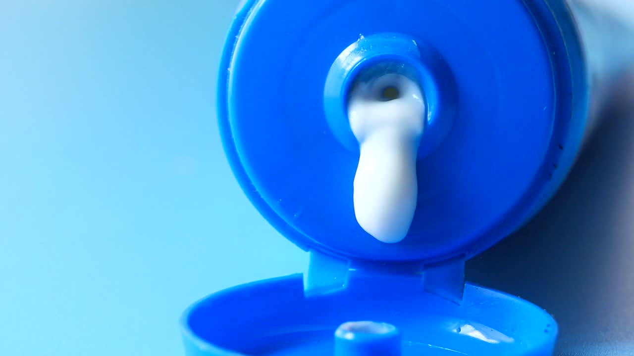 tubo azul de crema con tapa abierta