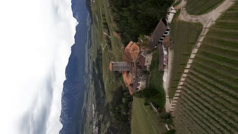 vista aérea del castillo de valer o castel valér, tassullo en trentino, italia