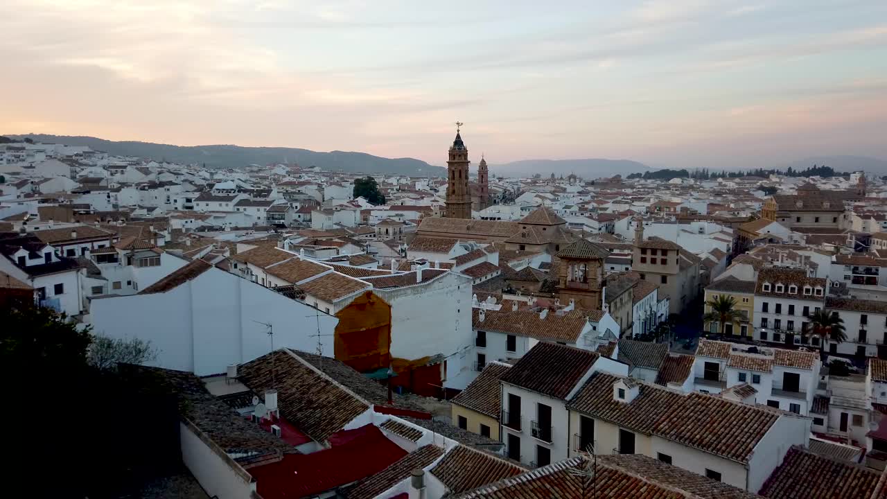 Tramonto serale sulla città spagnola di Antequera in Andalusia, Spagna
