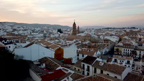 Sonnenuntergang-Am-Abend-über-Der-Spanischen-Stadt-Antequera-In-Andalusien,-Spanien