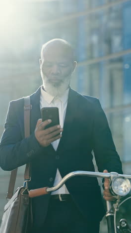 Teléfono,-Bicicleta-Y-Hombre-Negro-En-La-Ciudad-Para-Negocios.