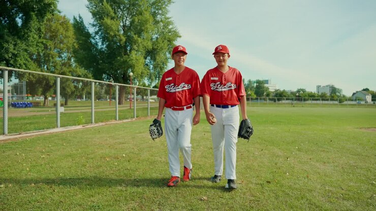 Giocatori di baseball che camminano sul campo