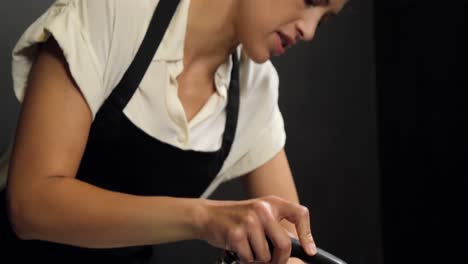 mujer lavando el cabello
