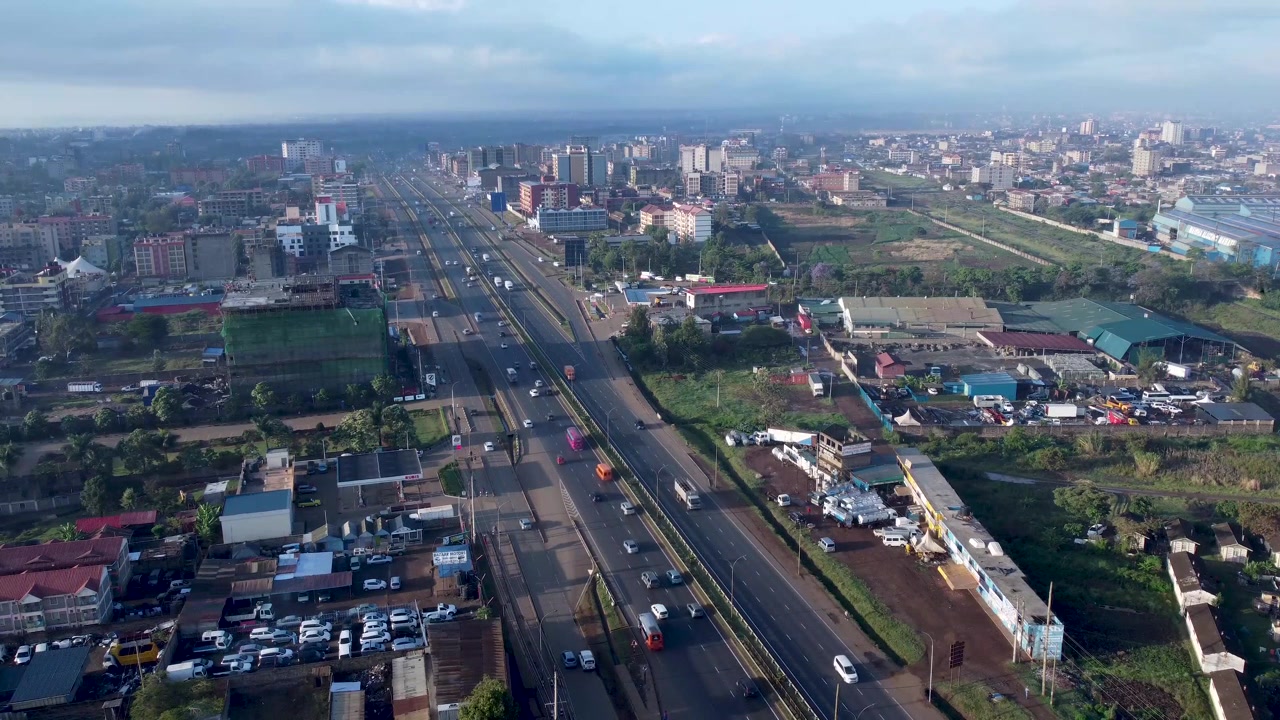 Vista aérea da área suburbana da vila urbana africana de Ruiru, rodovia Thika Road, Nairóbi, Quênia