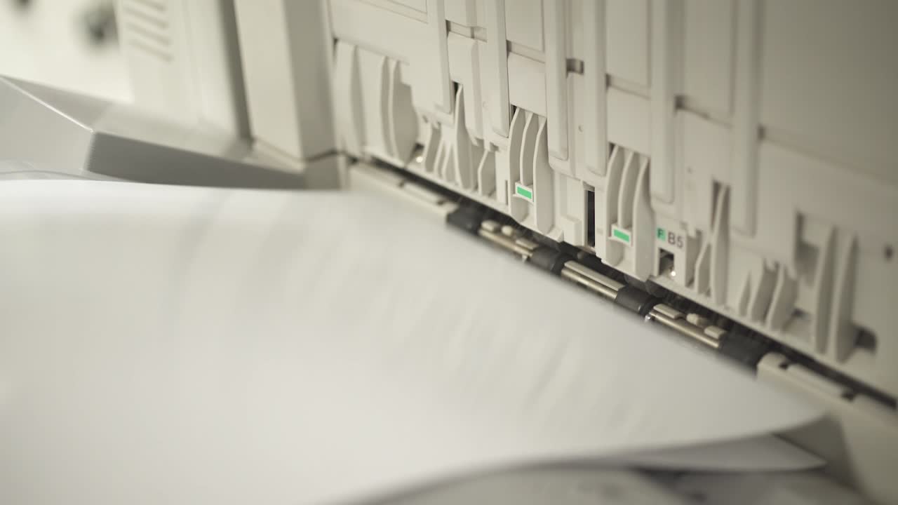 una impresora industrial pasa papel y película