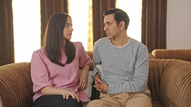 una pareja india hablando entre sí y discutiendo.