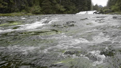 Pavlof-Río-Que-Desemboca-En-La-Bahía-De-Agua-Dulce-En-Pavlof-Harbour-En-La-Isla-De-Baranof-En-El-Sureste-De-Alaska