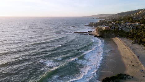 Vista-Aérea-De-La-Playa-De-1000-Escalones-Con-Olas-Oceánicas-Al-Atardecer-En-Laguna-Beach,-California,-Ee.uu.