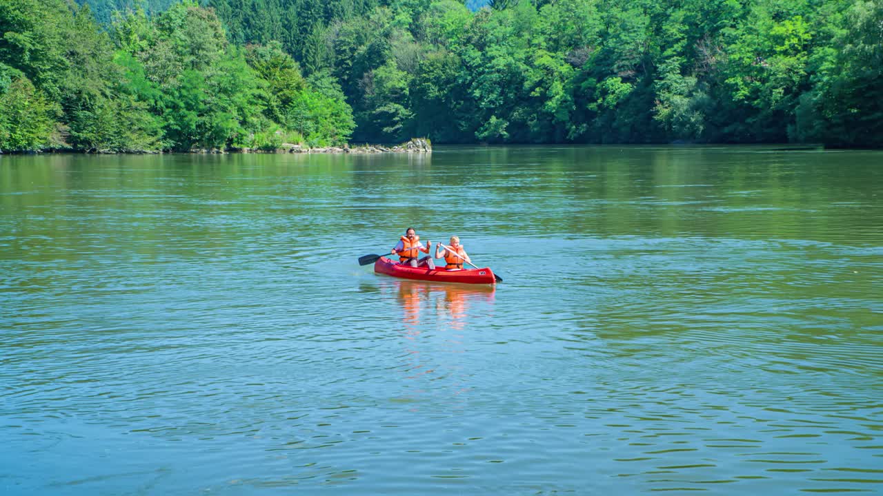 Persone in canoa che si rilassano sul fiume Drava. Muta, Slovenia, Slow mo