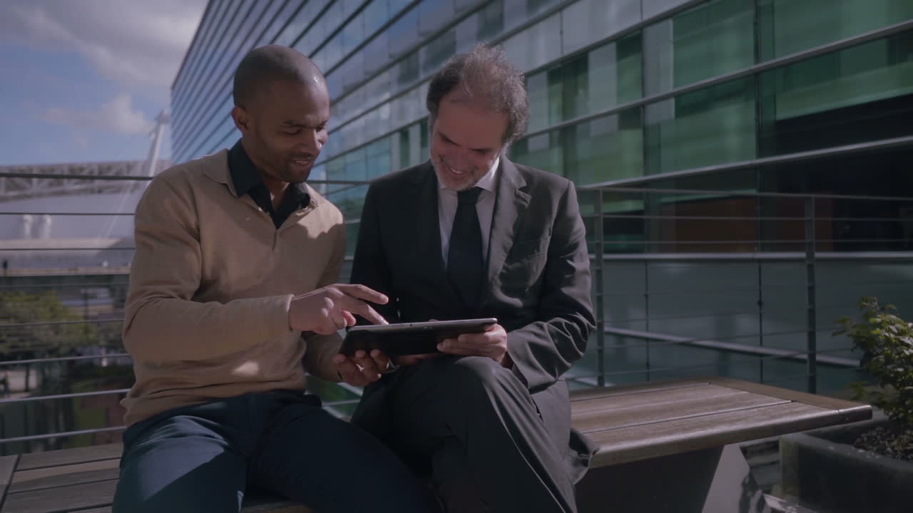 empresarios multiculturales que trabajan juntos en una reunión en la ciudad