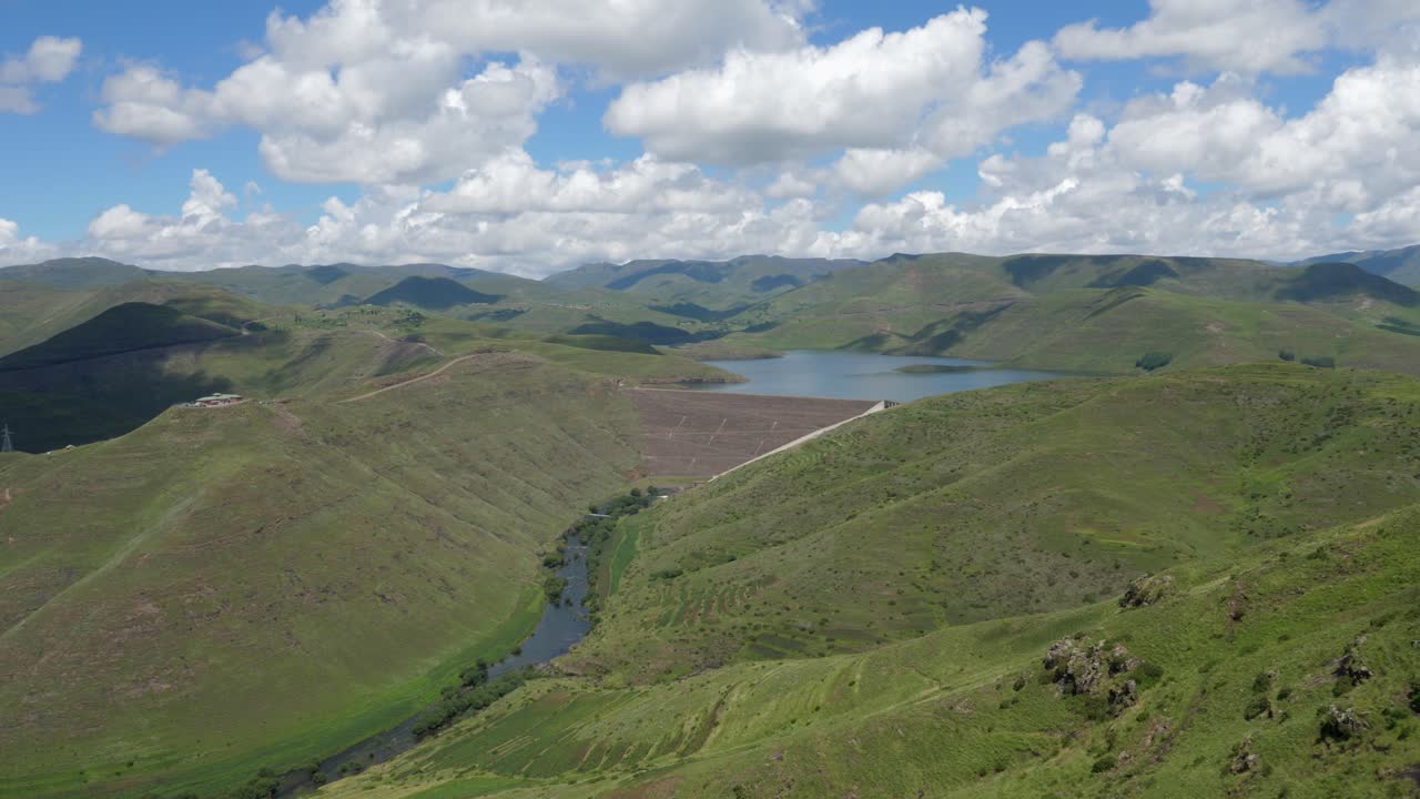 vista de ángulo alto de la represa hidroeléctrica con un depósito de agua lleno detrás