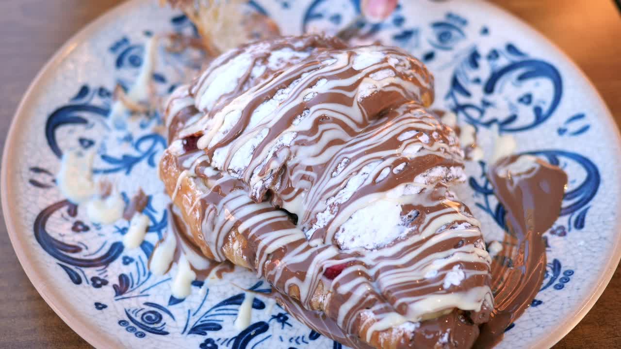 croissant cubierto de chocolate